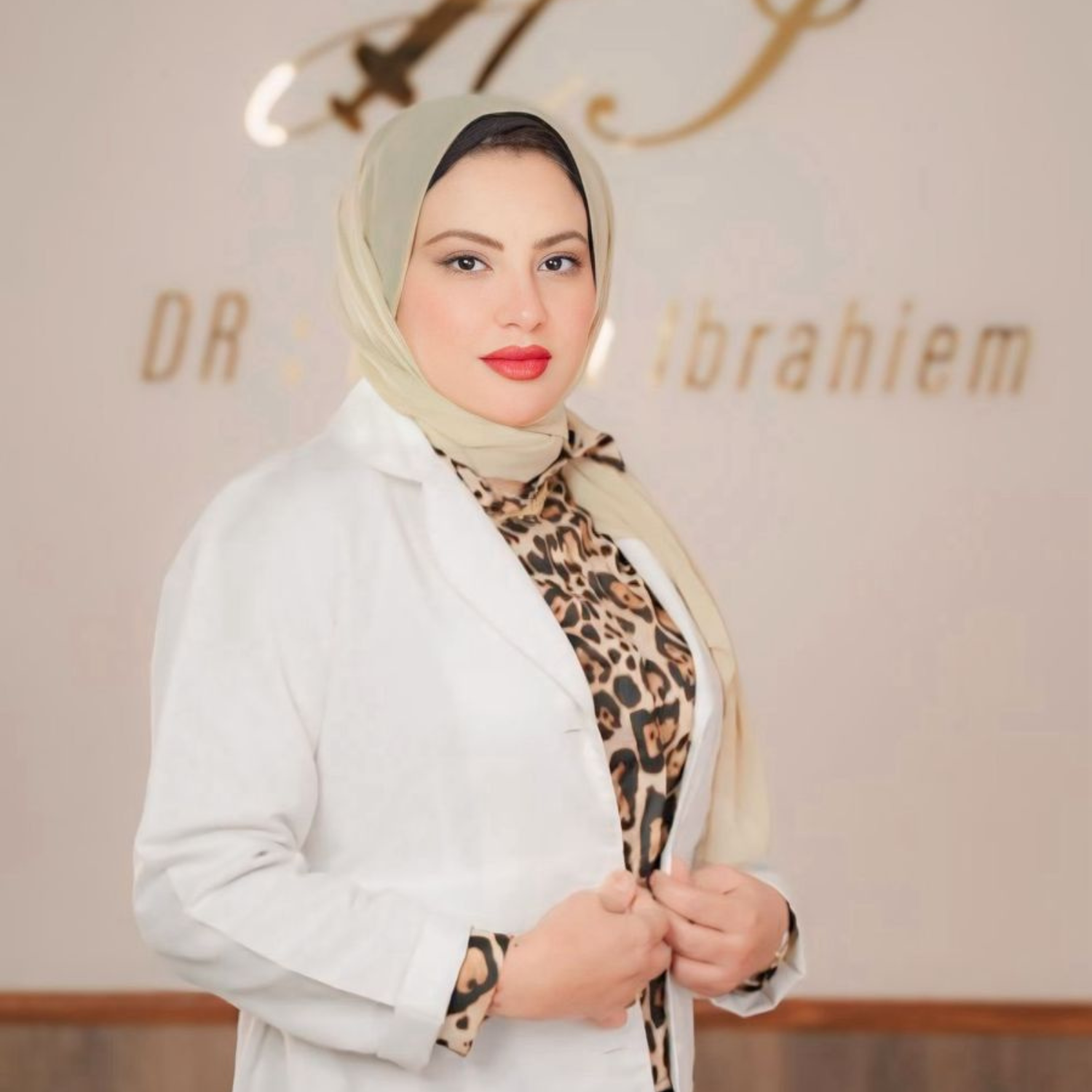 د. هناء إبراهيم بالمعطف الأبيض
