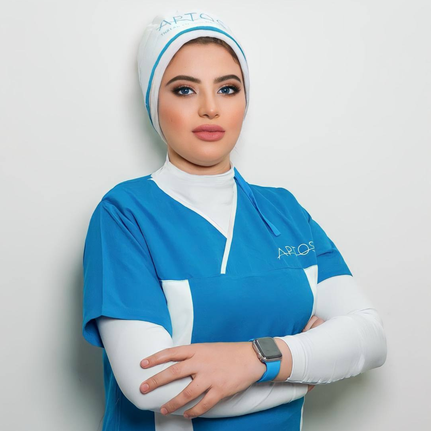 د. هناء إبراهيم بالزي الطبي الأزرق